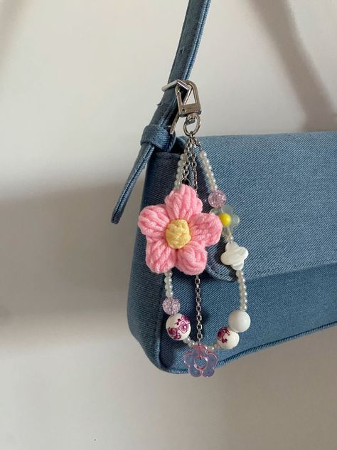 Crochet Keychain Ideas, Diy Bag Charm, Purse Charms Diy, Keychain Ideas, Beads Accessories, Bead Charms Diy, Handmade Jewelry Tutorials, Diy Purse, Quilling Designs