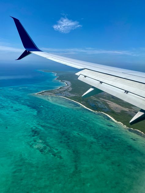 plane view of gorgeous blue water and beach in turks and caicos Turk And Caicos, Plane View, Beaches Turks And Caicos, Travel Places, Dream Vacation, Pretty Places, Turks And Caicos, Places Around The World, Mauritius