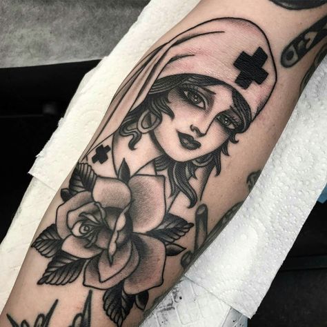 Lilith Apple Tattoo, Covi̇d 19 Tattoo Design, Old School Nurse Tattoo, Nurse Traditional Tattoo, Nurse Pin Up Tattoo, Traditional Nurse Tattoo, Traditional Tattoo Nurse, Vintage Nurse Tattoo, Nursing Tattoos