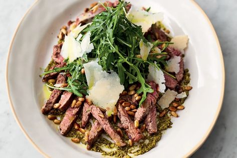 Steak Diner, Jamie Oliver 5 Ingredients, Green Pesto, Warm Salad, Diner Recept, Jamie Oliver Recipes, Romantic Dinner Recipes, Creamed Spinach, Steak Dinner