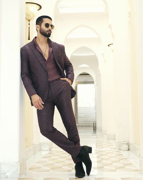 Blazer Photoshoot Ideas, Shahid Kapoor Suit, Blazer Outfits Men Classy, Photoshoot Ideas For Men, Formal Clothes For Men, Blazer Photoshoot, Party Wear Blazers, Men Wedding Suits, Best Wedding Suits