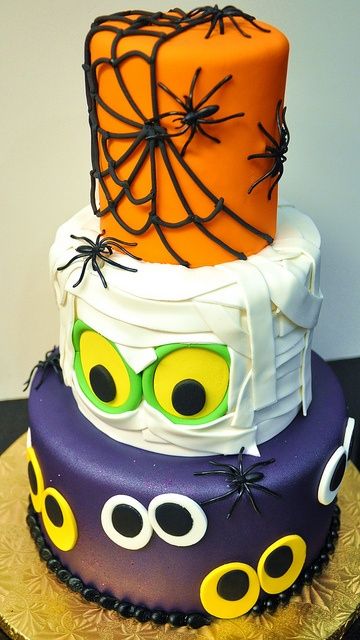 Gross.... SPIDERS!!... YIKES!! And put on a cake to eat!!?? Yukky!! ~ halloween cakes - Google Search Halloween Cakes Easy, Halloween Torte, Pasteles Halloween, Halloween Cake Decorating, Dulces Halloween, Diy Desserts, Halloween Cake, Spider Webs, Birthday Halloween Party