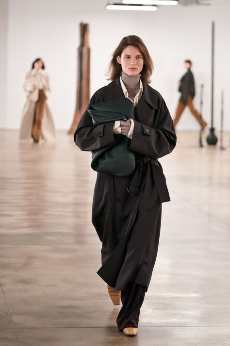 The Row Fall 2020 Ready-to-Wear collection, runway looks, beauty, models, and reviews. Madame Gres, Mary Kate Ashley, Winter 23, Mary Kate Olsen, Wool Trench Coat, Ashley Olsen, Winter 2023, 가을 패션, Fashion Show Collection