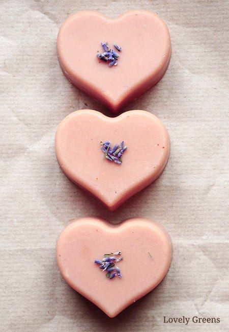 Clay Soap Recipe, Chakra Essential Oils, Lovely Greens, Valentine Cupcakes, How To Make Pink, Valentine Soap, Soap Art, French Pink Clay, Floral Essential Oils