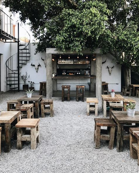 Photo: tiffwang_ Backyard Cafe, Outdoor Restaurant Patio, Bar Restaurant Design, Coffee House Design, Architecture Restaurant, Cafe Exterior, Outdoor Restaurant Design, Small Coffee Shop, Small Cafe Design