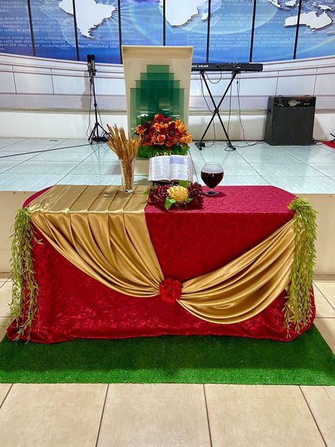 Communion Table Decorations, Church Stage Decor, Wedding Decorations Diy Centerpiece, Thanksgiving Dinner Decor, Prom Backdrops, Communion Table, Church Altar Decorations, Altar Design, Bathroom Decor Themes