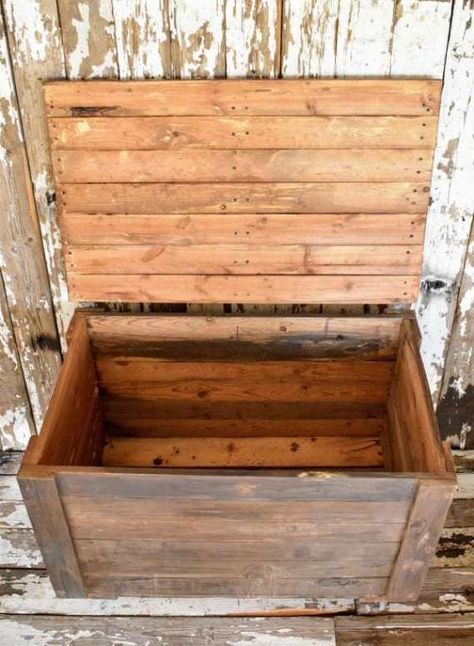 Pallet Wood Storage, Diy Wood Chest, Diy Storage Trunk, Chests Diy, Pallet Storage, Pallet Boxes, Pallet Designs, Pallet Crafts, Diy Holz