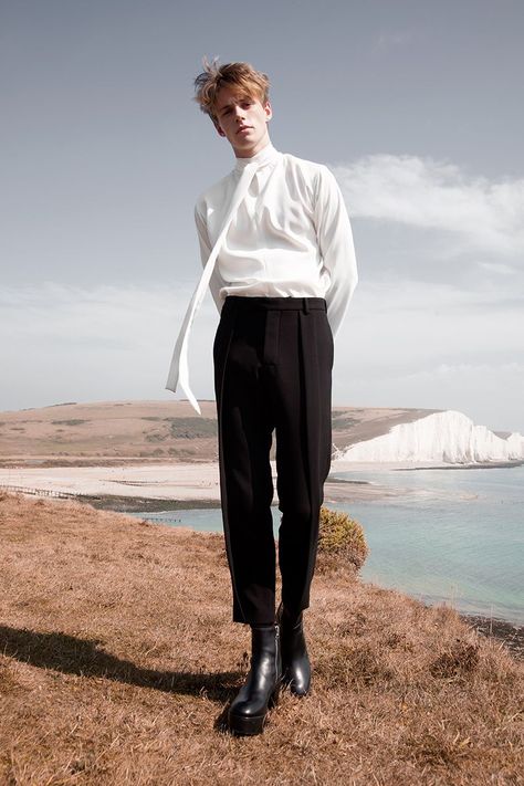 Minimalist Moda, Mode Editorials, Finnick Odair, Minimalist Men, Mens Fashion Editorial, Androgynous Fashion, Mode Inspo, Male Fashion, Guest Outfit