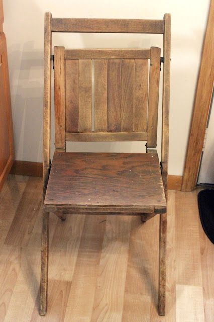 Painting Old Chairs, Folding Chair Makeover, Old Wooden Chairs, Upcycle Chair, Easy Patio, Wooden Folding Chairs, Wood Folding Chair, Chair Redo, Wooden Sofa Set Designs