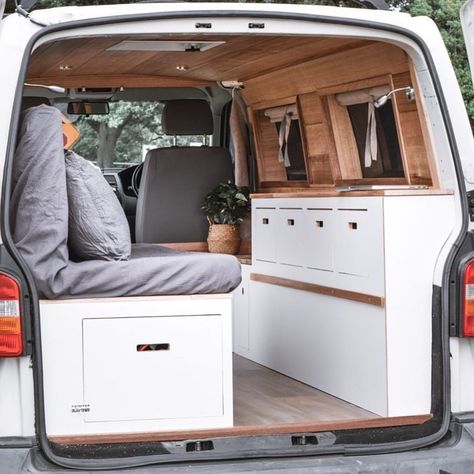 @vanlayouts on Instagram: “I love this low roof conversion! I love the outdoor kitchen! And the layout is perfect with plenty of storage! 📸 @creativevans X X X…” Astuces Camping-car, Kangoo Camper, The Transporter, T3 Vw, Camping 101, Kombi Home, Van Conversion Interior, Volkswagen Camper, Campervan Life