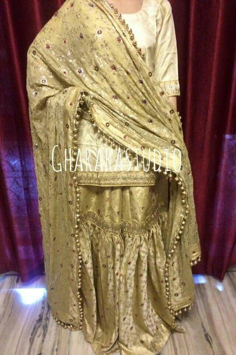 Lucknowi Gharara Lucknowi Gharara, Golden Gharara, Kaftan Dress Outfit, Haldi Function Dress, Garara Sharara, Plazo Dress, Gharara Designs, Summer Kaftan, Pakistan Wedding