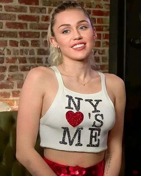 Miley Cyrus Body, Miley Cyrus Fan, Miley Cyrus Photoshoot, Miley Cyrus Style, Female Singers, Woman Crush, Hottest Celebrities, Miley Cyrus, Nice Tops