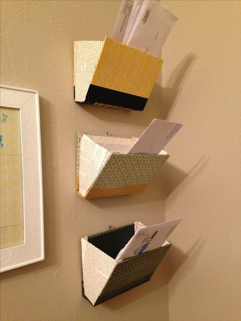 Old Book Art, Books Wall, Old Book Crafts, Recycled Books, Book Page Crafts, Upcycle Books, Easy Handmade, Handmade Projects, Book Folding