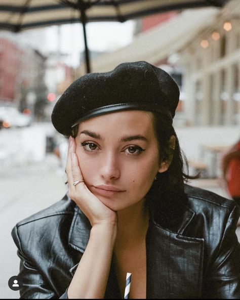 Beret Short Hair, Beret Photoshoot, Taylor Lashae, Leather Beret, Beret Style, Winter Portraits, French Girl Chic, Nyc Model, Model Inspo