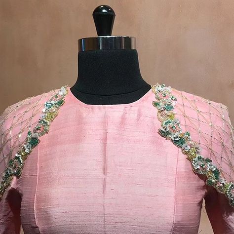 BlouseHousebyMahithaPrasad on Instagram: "Exude a minimalist vibe in this Pink raw silk minimal blouse from Dollops of Handcraft, a made-to-order creation crafted by Mahitha Prasad. This bespoke marvel personifies elegance, featuring a mesmerizing bottle green ruffle edge on the sleeve. Indulge in the artistry of Indian Embroidery with our signature Zardozi work, available in a range of cuts and fabrics, all tailored to your desires. With prices starting from just INR 4000, embrace the allur Minimal Blouse, Lavender Outfits, Silk Blouse Pattern, Boutique Blouse, Blouse Necklines, Saree Wearing Styles, Zardozi Work, Minimalist Vibe, New Saree Blouse Designs