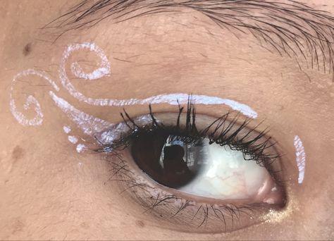 Cute White Eyeliner Looks, White Graphic Eyeliner, White Eyeliner Looks, Color Eyeliner Makeup, Hippie Makeup, Funky Makeup, Minimalist Makeup, Work Makeup, Graphic Eyeliner