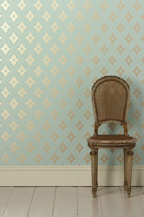 The 2 Key Questions To Ask In Articulating Your Style: Clothing, House, Or Garden | Privilege Farrow And Ball Wallpaper, Shiny Wallpaper, Tapete Gold, Farrow & Ball Wallpaper, Wallpaper Accent Wall, Graphic Wallpaper, Style At Home, Room Wallpaper, New Wall