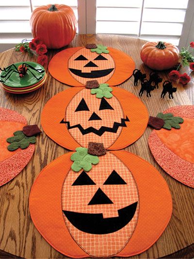 Pumpkin Party Table Runner, Place Mats or Table Topper Pattern Fish Quilt Pattern, Pumpkin Placemats, Moldes Halloween, Table Halloween, Table Topper Patterns, Fish Quilt, Halloween Table Runners, Halloween Sewing, Holiday Table Runner