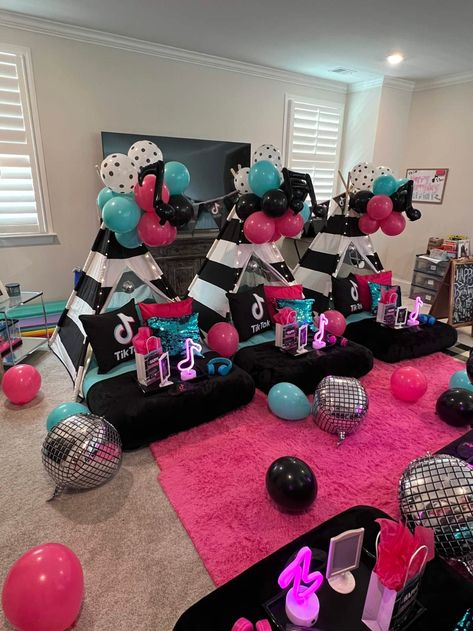 Tik Tok Parties, Tiktok Theme Party, Tiktok Theme, Tiktok Slumber Party Ideas, 11 Th Birthday Party Ideas Girl, Tiktok Party Decorations, Tiktok Birthday, Tiktok Birthday Party, 11 Birthday