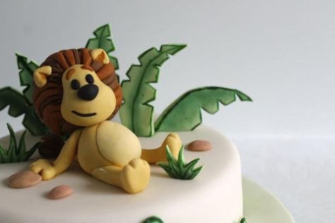 Raa Raa the noisy lion - tutorial - https://www.youtube.com/watch?v=xEdr38Npexo&list=UU1z-0SeloNm_6heRY1L4aCA Raa Raa The Noisy Lion, Fancy Cake Toppers, Lion Birthday Cake, Zoes Fancy Cakes, Jungle Cakes, Lion Cake, Lion Party, Lion Birthday, Jungle Cake