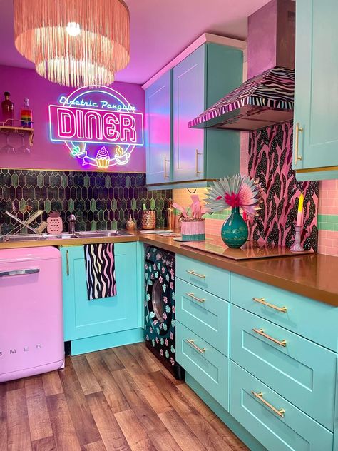 Funky Kitchen Ideas, Aesthetic Maximalism, Vibrant Kitchen, Funky Kitchen, Neon Jungle, Colourful Home, Mod Decor, Maximalist Home, Kitchen Colour Schemes