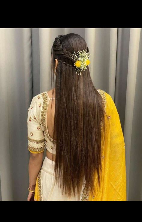 Lehenga Hairstyles For Long Hair, Haïr Style For Wedding Function, Long Dress Hairstyles Simple, Hairstyle In Straight Hair For Wedding, Choli Hairstyle Open Hair, Haldi Look Hairstyle, Open Hairstyles Indian Wedding Curls, Open Hair Hairstyles Wedding Indian, Trendy Wedding Hairstyles Indian