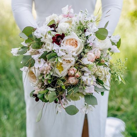 Carrie Symonds' woke wedding guide: From the ethical dress to the wild flower bouquet (and a Lulu Lytle gift or two), how Boris Johnson's bride could have the big day of her dreams Garden Rose Bridal Bouquet, Flowers Luxury, Luxury Florists, Vintage Colour Palette, Button Holes Wedding, Country Garden Weddings, Rose Bridal Bouquet, Beautiful Bouquets, Wild At Heart