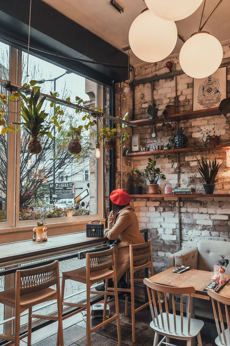 Coffee House Astethic, Coffee Shop Food Display, Coffee Shop Vibes Aesthetic, Rustic Bakery Interior, Cool Cafe Interiors, Cafe Bistro Design, Cafe Decoration Ideas, Cute Coffee Shop Aesthetic, Cozy Coffee Shop Aesthetic