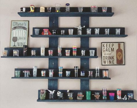 Repisa Shot Glass Wall Display, Shot Glass Display Diy, Diy Shot Glass Display, Shot Glass Shelf, Shot Glass Collection, Shot Glass Display, Shot Glasses Display, Glass Display Shelves, Shot Glass Holder