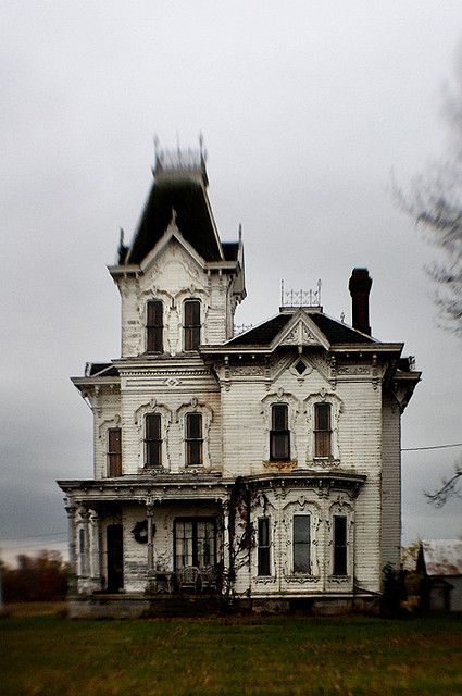 Oh my goodness I think it's the Adams family house! This is the only Victorian house that I have liked. Stare Dwory, Old Abandoned Houses, Old Mansions, Abandoned House, This Old House, Abandoned Mansions, Haunted Places, Abandoned Buildings, Old Buildings