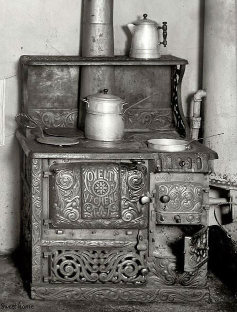 Beautiful 1917 Stove. Love The Details on This Beauty Modern Kitchen Stoves, Alter Herd, Antique Wood Stove, Wood Stove Cooking, Old Stove, Deco Champetre, Antique Stove, Vintage Stoves, Vintage Appliances