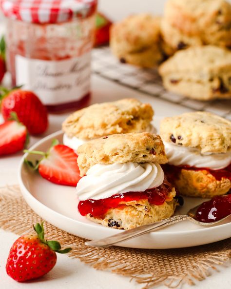 English scones with jam and whipped cream - Bo's Kitchen Traditional English Scones Recipe, Kitchen English, Scones And Jam, Whipped Coconut Cream, English Scones, Fruit Scones, Cream Scones, Vegan Inspiration, Coconut Whipped Cream