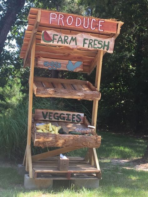 Rustic DIY Farmer's Market produce stand #farmersmarket Free Produce Stand, Pallet Vegetable Stand, Pallet Produce Stand, Produce Stand Ideas, Pallet Farm Stand, Bread Sculpture, Veggie Stand, Farm Cart, Farm Market Ideas