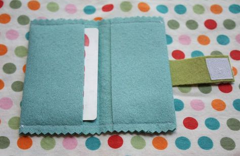 play wallet to make for Will Felt Wallet, Felt Toys Diy, Rainy Day Crafts, Wallet Tutorial, Diy Wallet, Diy Flower Pots, Diy Purse, Felt Decorations, Wallet Pattern