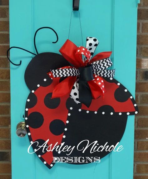 Penny Craft, Ladybug Classroom, Summer Chalkboard Art, Door Hanger Round, Summertime Crafts, Ladybug Wreath, Burlap Signs, Ladybug Crafts, Door Hanger Ideas