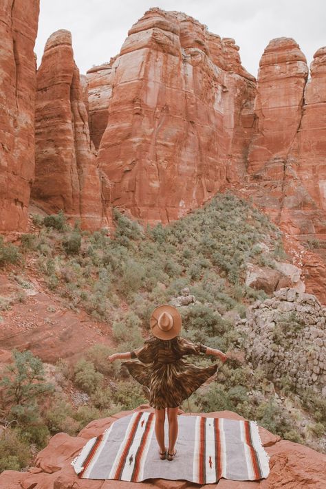 Arizona Girl: Best Instagram Spots in Sedona Sedona Arizona Aesthetic, Sedona Hiking Outfit, Sedona Aesthetic, Phoenix Arizona Aesthetic, Sedona Arizona Photography, Sedona Photography, Sedona Style, Aesthetic Arizona, Sedona Hiking