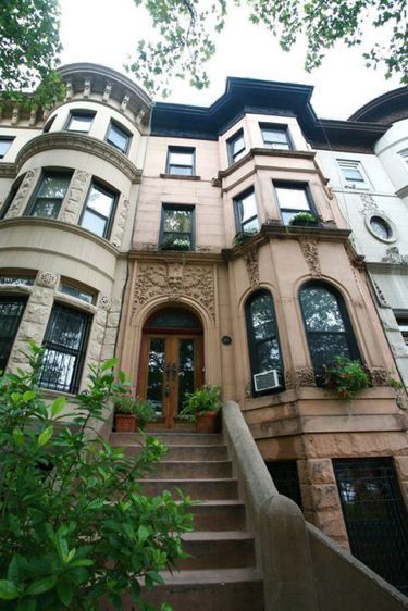 Exterior Apartment, Brownstone Brooklyn, Nyc Brownstone, Brownstone Homes, New York Brownstone, Brooklyn Brownstone, Front Steps, Row House, Architecture Old