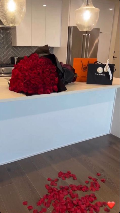 Spoiled Gf, Vison Bored, Spoiled Daughter, Spoiled Princess, Love Rose Flower, Birthday Room Decorations, Luxury Flower Bouquets, Ipad Tutorials, Luxury Birthday