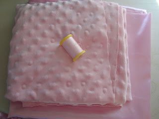 baby blanket Doll Blankets To Sew, Diy Doll Blanket, Doll Blankets, Doll Blanket, Blanket Diy, Pinterest Projects, A Blanket, Diy Charms, Baby Sewing