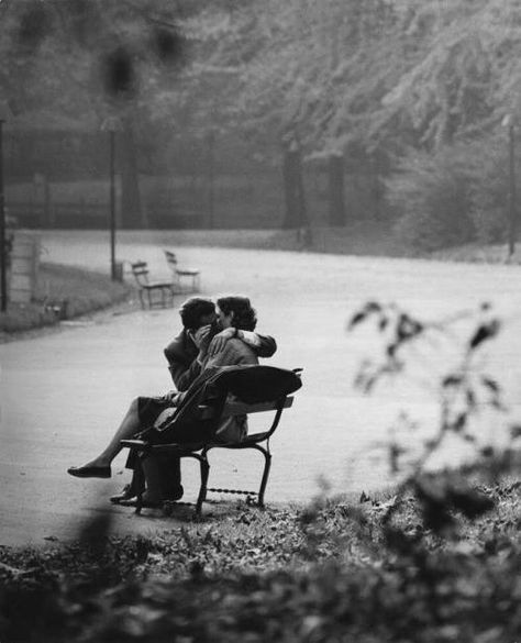 Kissing on a bench Sitting On A Bench, Chicano Art, Love Kiss, Jolie Photo, This Is Love, Bergamo, A Park, Couples In Love, Two People