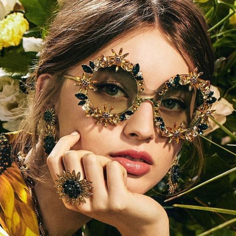 Diy Sunglasses, Sunglasses For Your Face Shape, Bling Sunglasses, Dolce And Gabbana Eyewear, Best Sunglasses, Gatsby Style, Fashion Eyewear, Eye Wear, Cool Sunglasses