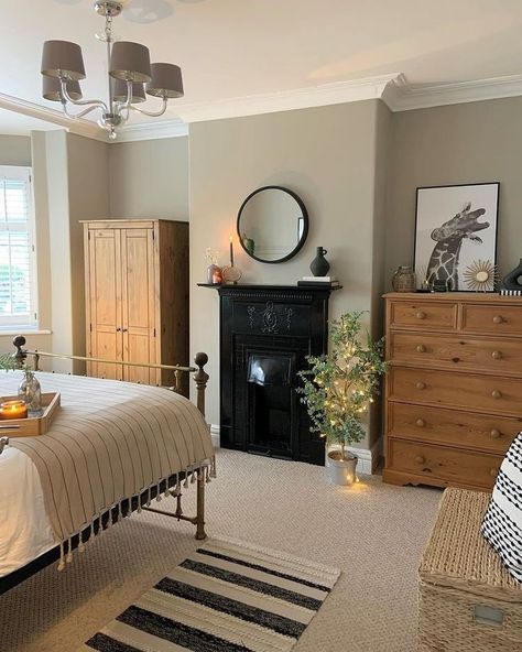 Hardwick White, Farrow And Ball Bedroom, Victorian Bedroom, Bedroom Wall Colors, Farrow And Ball, Bedroom Renovation, Cottage Bedroom, Redecorate Bedroom, Interior Modern