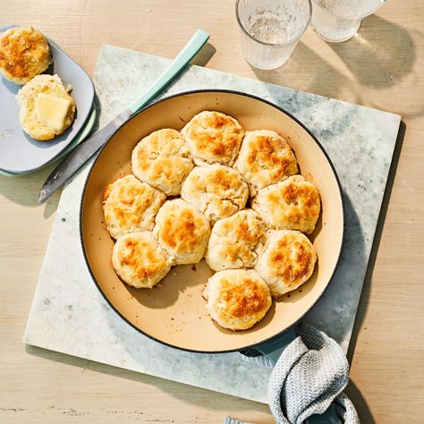 Biscuit-Bowl Biscuits Biscuits Southern, Buttermilk Bread, Southern Living Recipes, Southern Breakfast, Cheesy Biscuit, Southern Biscuits, Sweet Potato Biscuits, Fluffy Biscuits, Family Baking