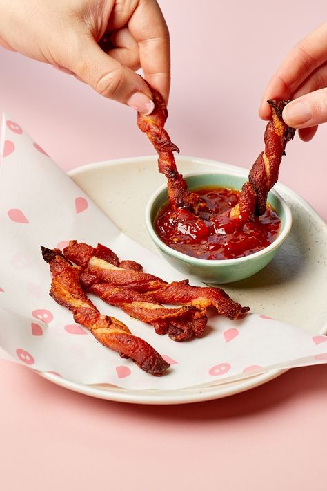 Remember the viral twisted bacon recipe? Well this candied bacon recipe was popular for a reason, and our British streaky bacon is perfect for it. This crispy bacon straws recipe is the perfect Christmas or Winter appetiser. Use it for the ULTIMATE crispy bacon recipe, using our British bacon, for tasty bacon twists and a great meat snack idea.  #crispybacon #bacon #britishbacon #streakybacon #twistedbacon #bacontwists #meat #meatsnack #candiedbacon #appetisers Streaky Bacon Recipe, Bacon Straws, Bacon Twist Recipe, Twisted Bacon, Bacon Twists, British Bacon, Candied Bacon Recipe, Streaky Bacon, Winter Appetizers