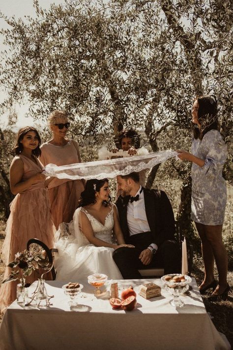 Traditional Persian wedding ceremony complete with ceremonial wedding table Sofre Aghd l Image by Alice Santella Persian Wedding Traditions, Persian American Wedding, Persian Rug Wedding, Italian Vineyard Wedding, Ceremonial Wedding, Persian Weddings Sofreh Aghd, Ceremony Table, Italian Vineyard, Iranian Wedding