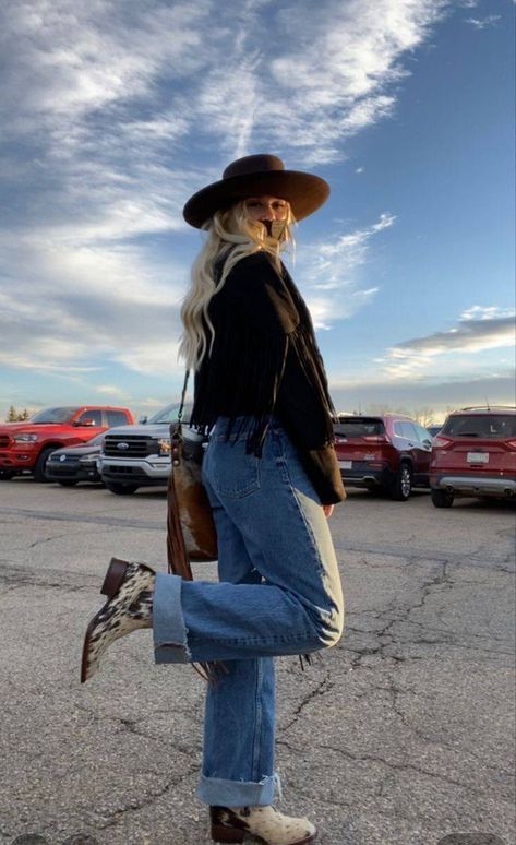 Styling Cowgirl Boots With Jeans, Aesthetic Rodeo Outfit, Western Outdoorsy Outfits, Fall Country Outfits Concert, Western Style Inspiration, Rainy Day Country Outfit, Flat Brim Hat Outfit Western, California Western Style, Rainy Western Outfit