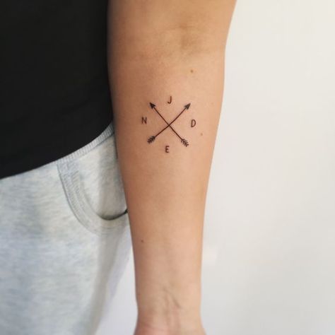 Family Arrow Tattoo, Tattoo Arrows, Arrow Tattoo Ideas, Crossed Arrow Tattoos, Chevron Tattoo, Simbols Tattoo, Meaning Of Arrow Tattoo, Tatuagem Masculina Pequena, Crossed Arrows