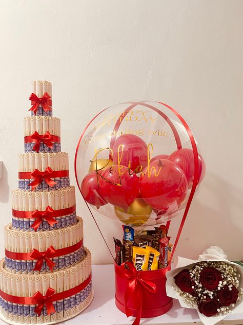 Hot air balloon and money tower Money Tower Cake, Money Surprise Box Ideas, Surprise Package Ideas, Surprise Balloon Box Ideas, Hot Air Balloon Gift Basket, Valentine Hot Air Balloon, Money Tower, Hot Air Balloon Gift, Box Bag Packaging