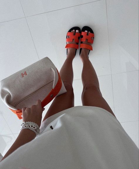 Hermes Slippers Outfit, Hermes Sandals Outfit, Hermes Outfit, Hermes Slides, Hermes Sandals, Orange Sandals, Statement Handbag, Hermes Orange, Winter Fashion Outfits Casual