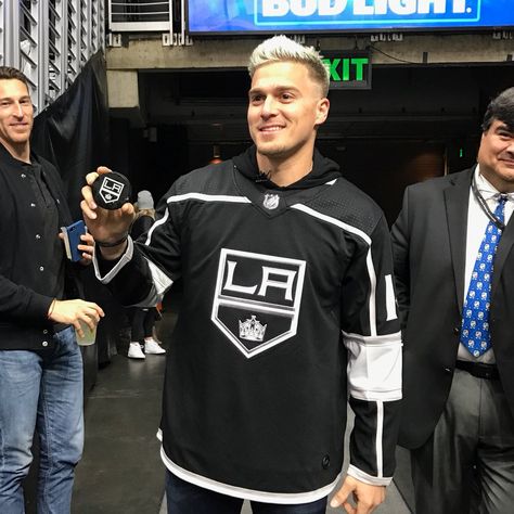 La Kings Jersey, La Kings Hockey, Los Angeles Dodgers Logo, La Dodgers Baseball, Kings Hockey, Logo Basketball, Handsome Celebrities, Baseball Guys, Baseball Shoes